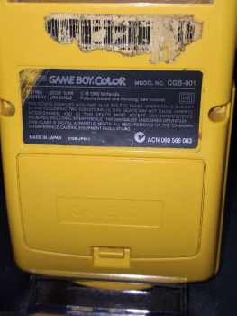 Game Boy Color in Gelb